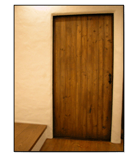 アンティークな板戸を欧風に仕上げたドア