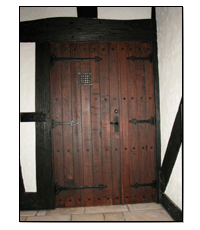 重厚な玄関ドア